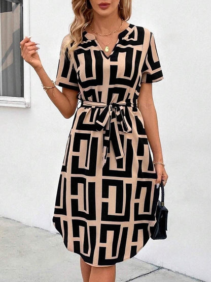 Elegantes, gestreiftes Midikleid von Andrea Serena mit V-Ausschnitt