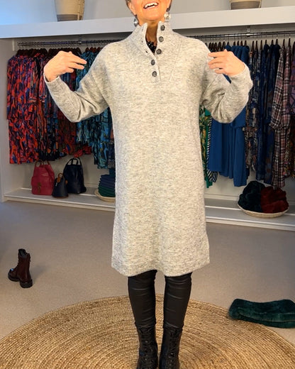 Andrea's™ | Strickkleid mit Knöpfen und Rollkragen im modischen Stil