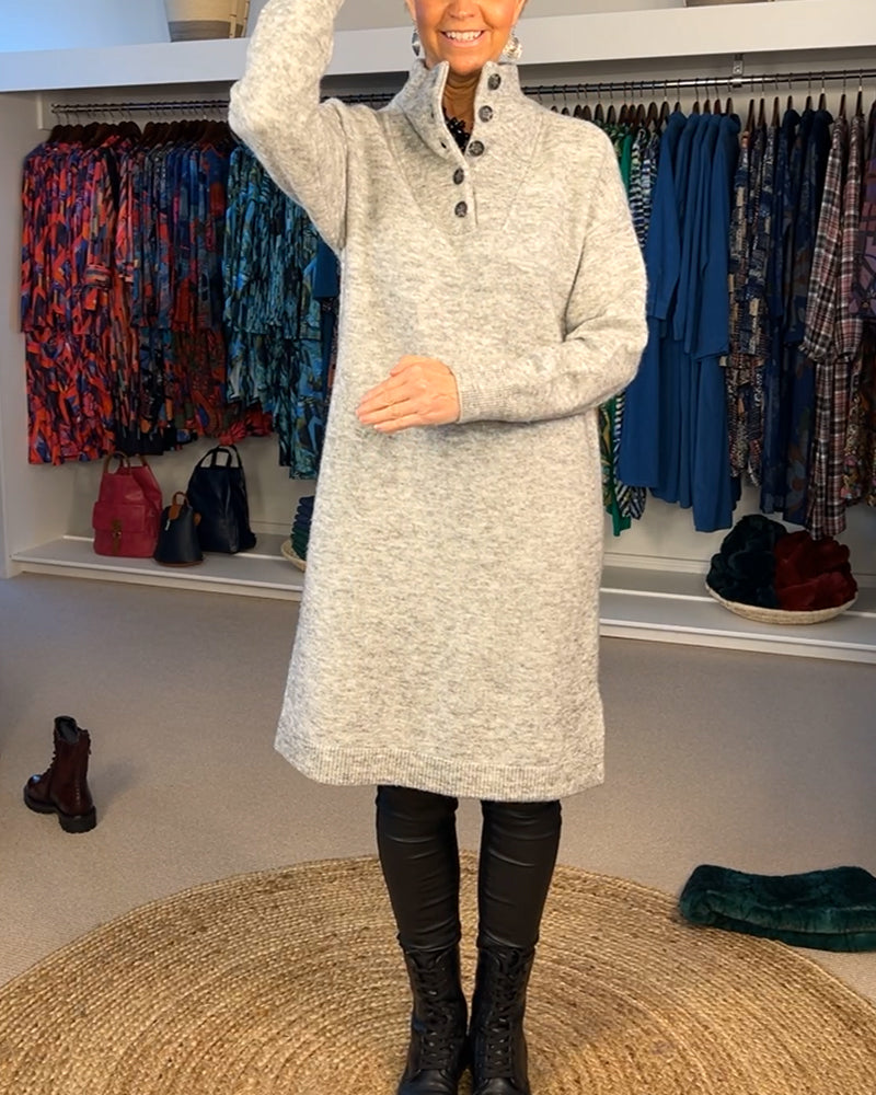 Andrea's™ | Strickkleid mit Knöpfen und Rollkragen im modischen Stil