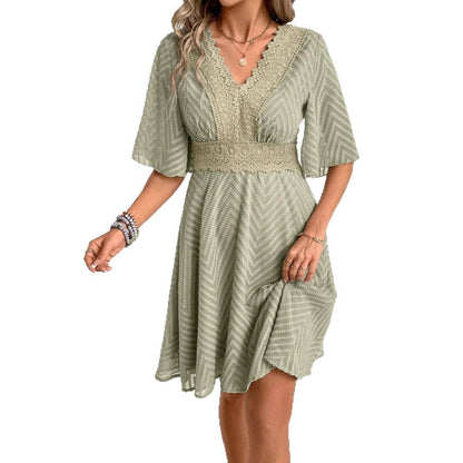 Spitzenkleid mit Glockenärmeln im Sommerstil von Andrea Serena