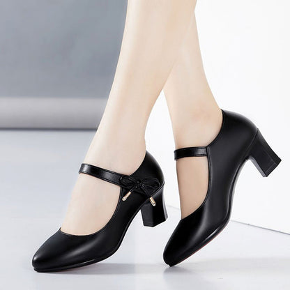 Elegante Pumps mit mittelhohem Absatz und Schnalle von Andrea Serena