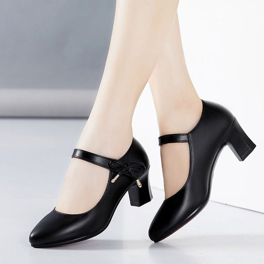 Elegante Pumps mit mittelhohem Absatz und Schnalle von Andrea Serena