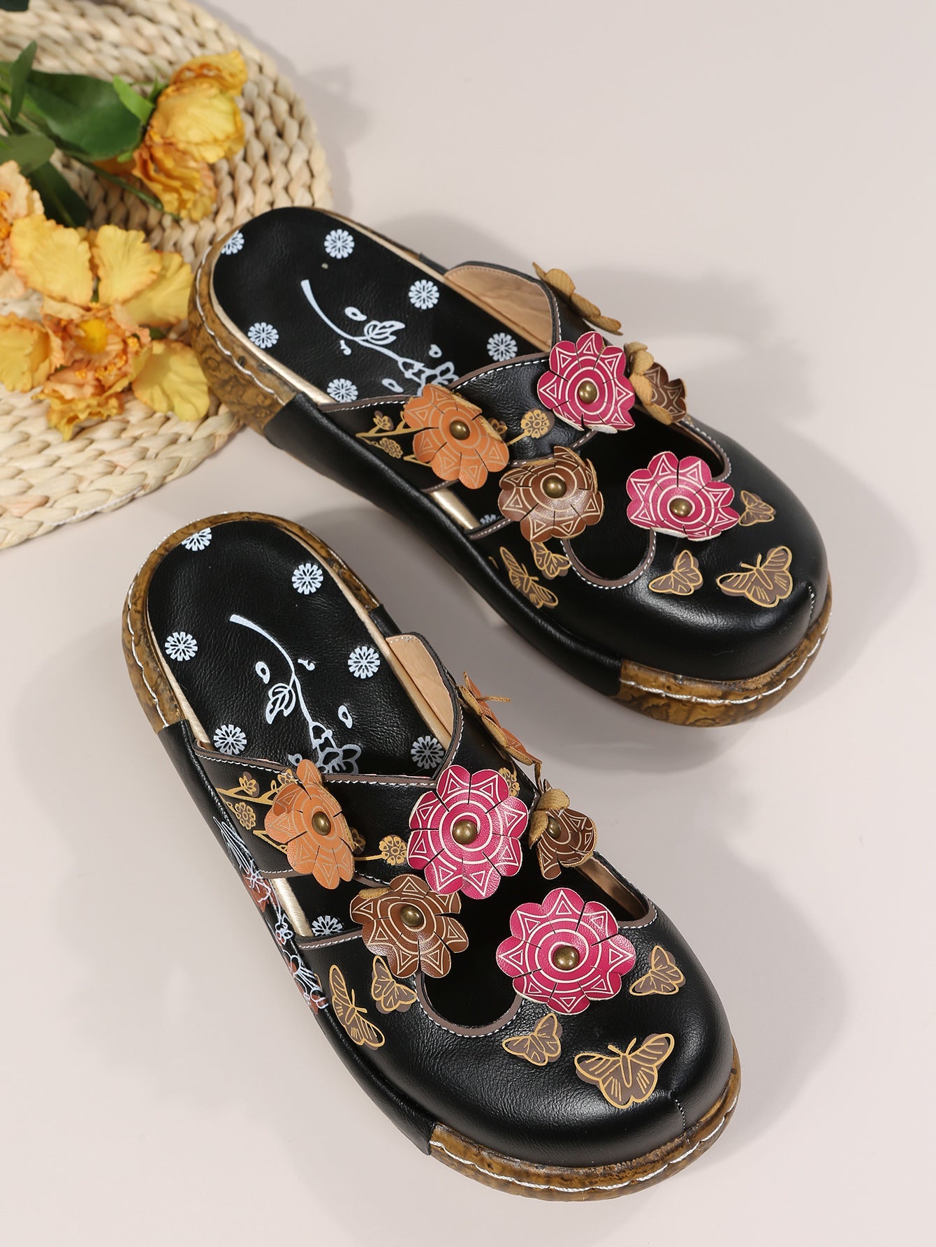 Boho-Sandalen mit Blumenmuster von Andrea Serena mit runder Zehenpartie