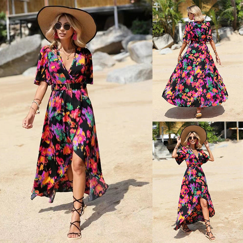 Lebhaftes, asymmetrisches Kleid mit V-Ausschnitt von Andrea Serena