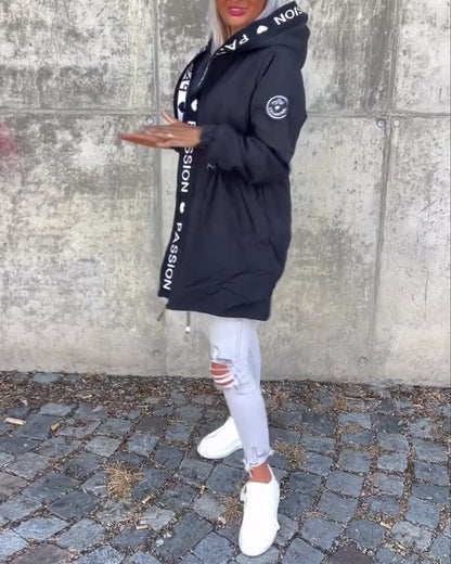 Andrea's™ | Lässiger mantel mit kapuze und kordelzug im buchstabenmuster