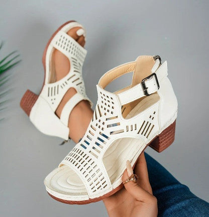 Elegante Andrea Serena Sandalen mit Cut-out und klobigem Absatz