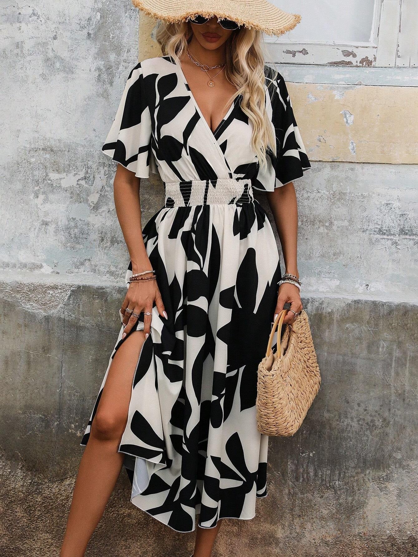 Elegantes Kleid mit gekreuztem Ausschnitt und Print von Andrea Serena
