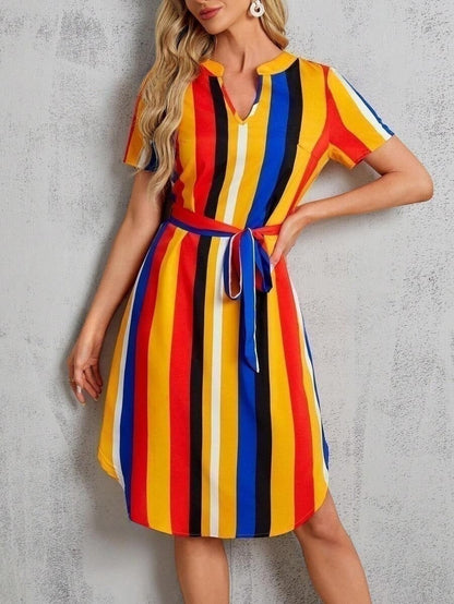 Elegantes, gestreiftes Midikleid von Andrea Serena mit V-Ausschnitt