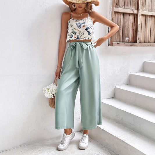 Damen-Freizeit-Set aus bedrucktem Oberteil und Hose mit Bindeband vorne