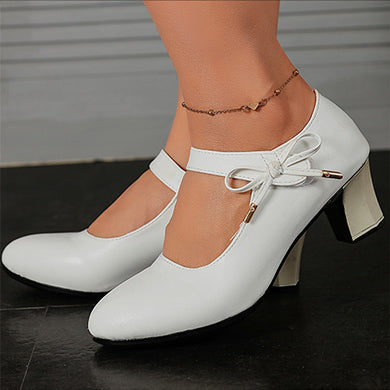 Elegante Pumps mit mittelhohem Absatz und Schnalle von Andrea Serena