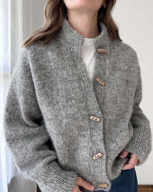 Andrea's™ | Einfarbige Strickjacke mit Stehkragen und Hornknöpfen