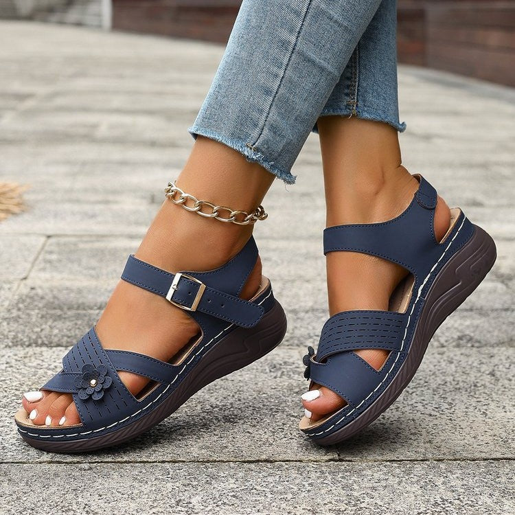 Elegante Andrea Serena Plateau-Sandalen in Übergröße mit Blumenmuster