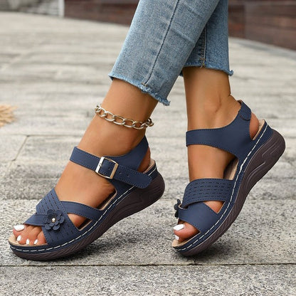 Elegante Andrea Serena Plateau-Sandalen in Übergröße mit Blumenmuster