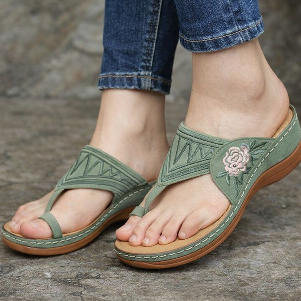 Bestickte Keilsandalen mit Blumenmuster von Andrea Serena
