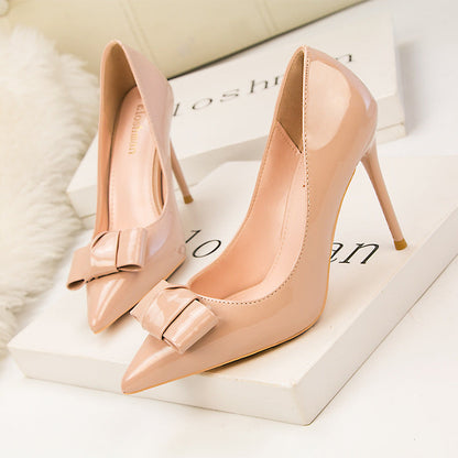 Elegante spitze Pumps mit Schleife von Andrea Serena