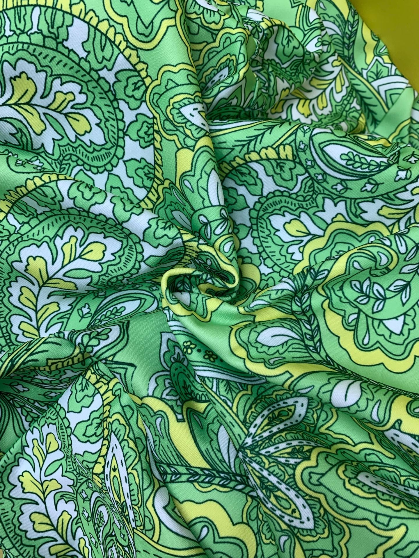Sommer-Strampler von Andrea Serena mit lebendigem Print