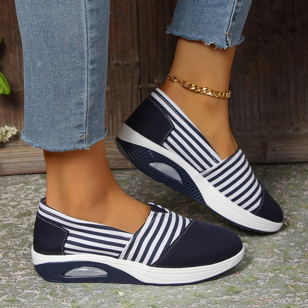 Gestreifte, leichte Slip-On-Damenschuhe von Andrea Serena