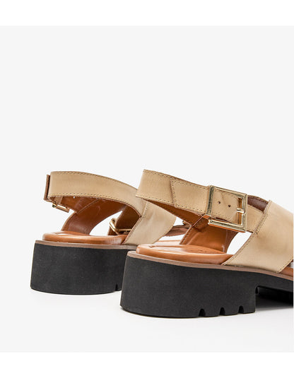 Retro-Sandalen mit gekreuzten Riemen von Andrea Serena