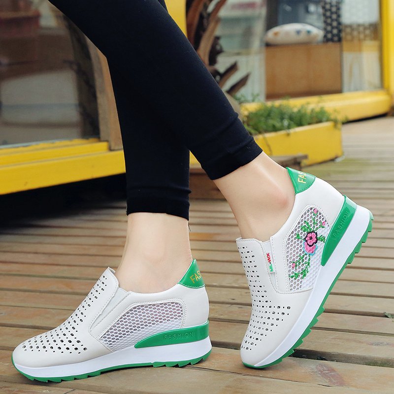 Bestickte Slipper von Andrea Serena