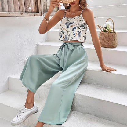 Damen-Freizeit-Set aus bedrucktem Oberteil und Hose mit Bindeband vorne