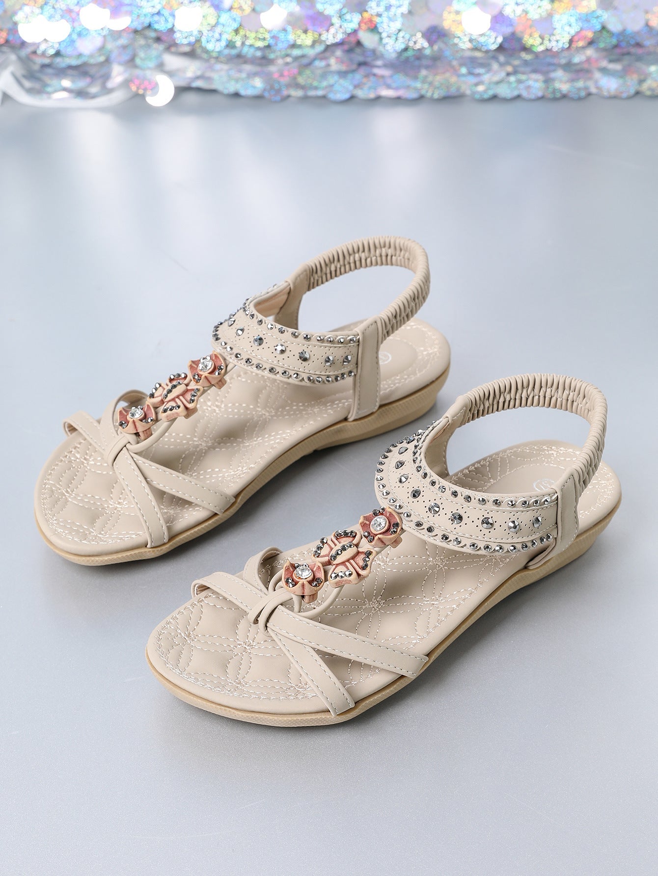 Elegante flache Sandalen mit Diamantmuster von Andrea Serena