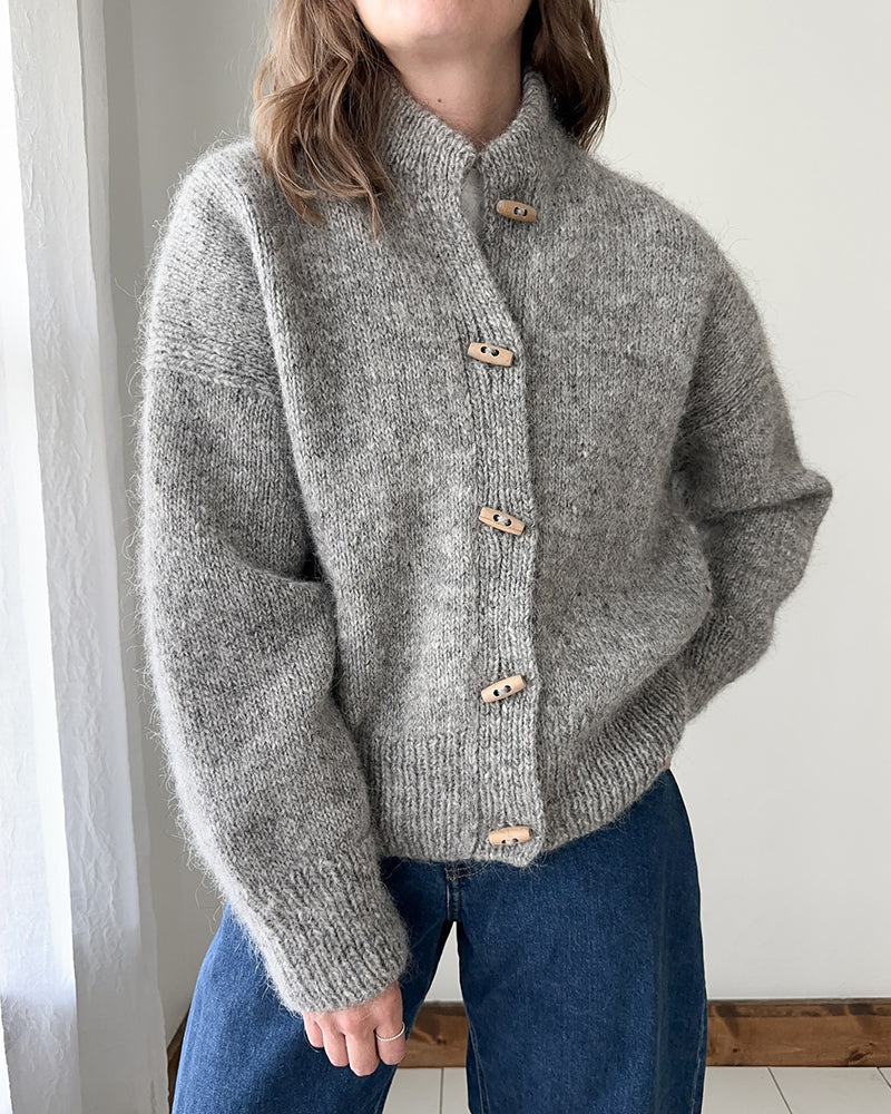 Andrea's™ | Einfarbige Strickjacke mit Stehkragen und Hornknöpfen
