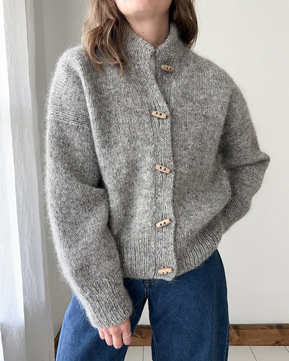 Andrea's™ | Einfarbige Strickjacke mit Stehkragen und Hornknöpfen