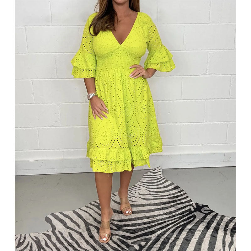 Schickes, besticktes Kleid mit V-Ausschnitt von Andrea Serena