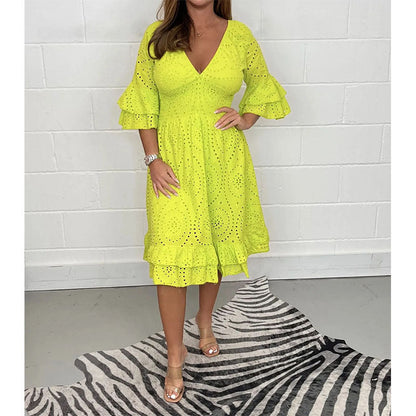 Schickes, besticktes Kleid mit V-Ausschnitt von Andrea Serena