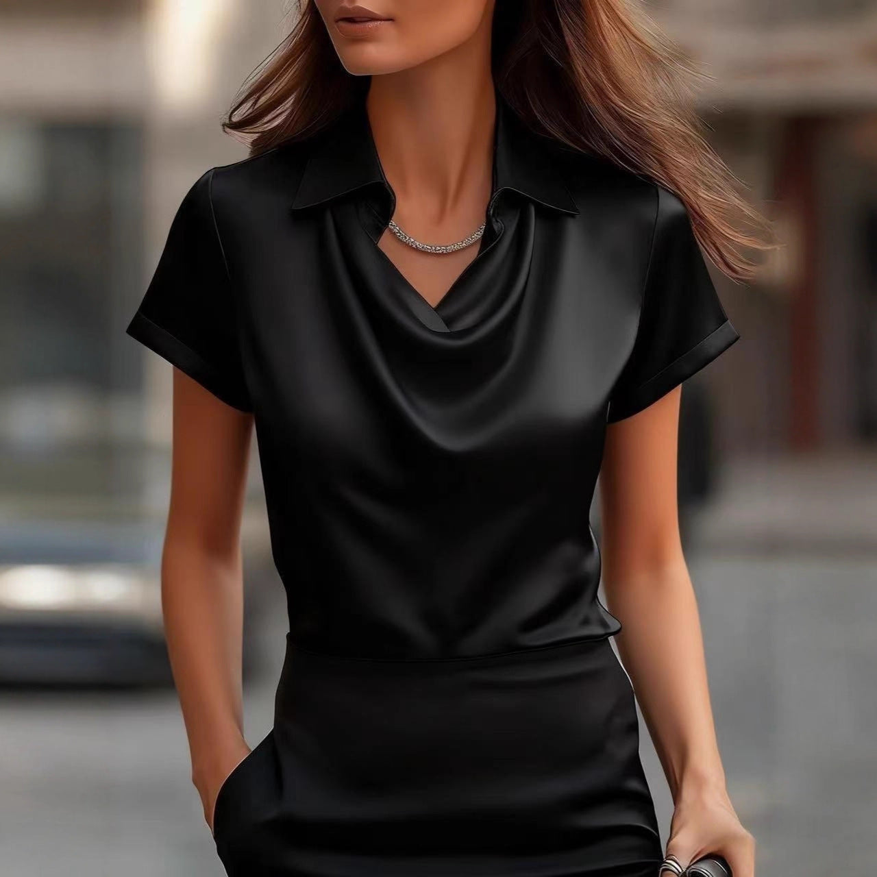 Elegante Satinbluse mit U-Boot-Ausschnitt von Andrea Serena