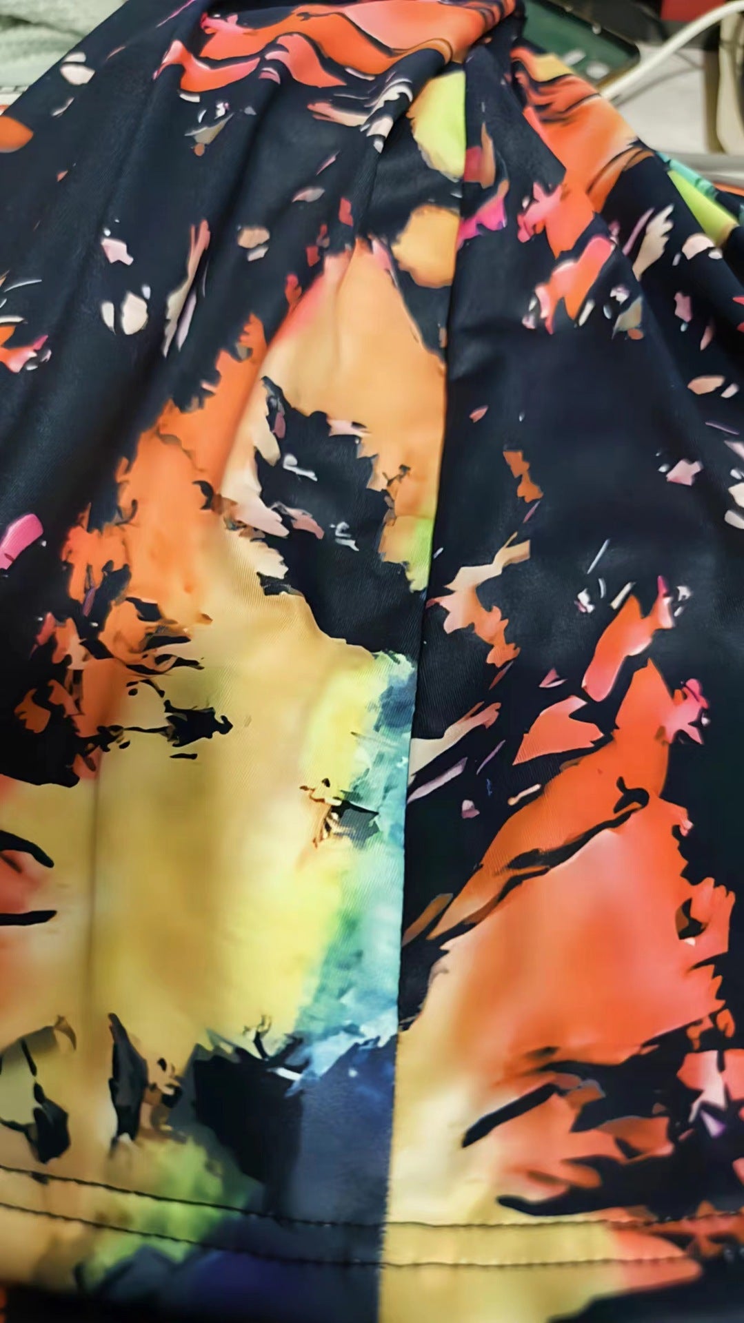 Leuchtendes Batik-Kleid mit V-Ausschnitt von Andrea Serena