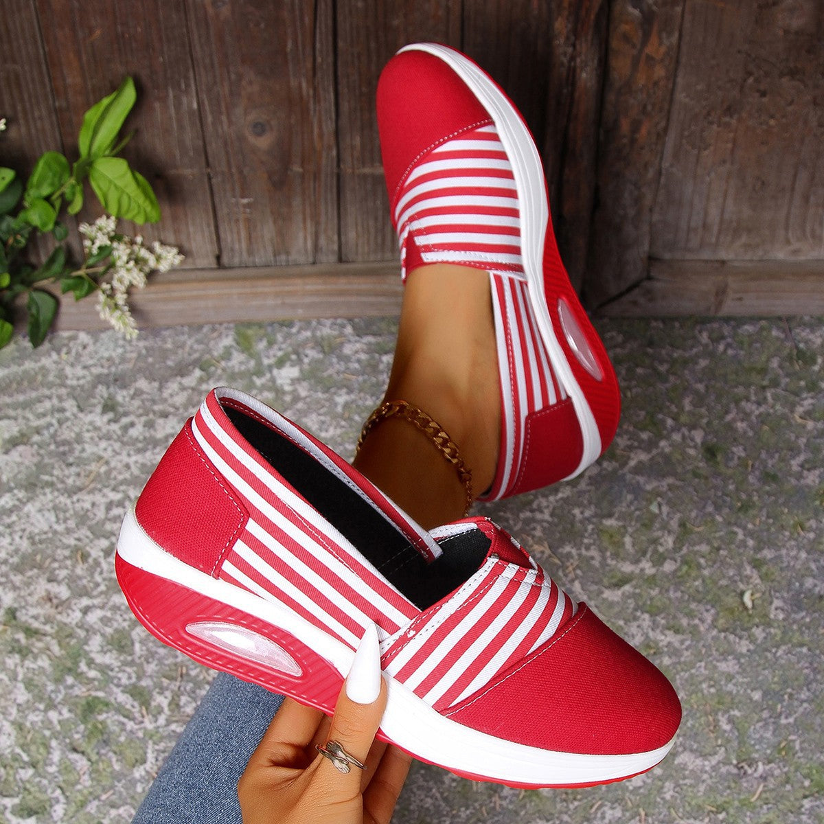 Gestreifte, leichte Slip-On-Damenschuhe von Andrea Serena