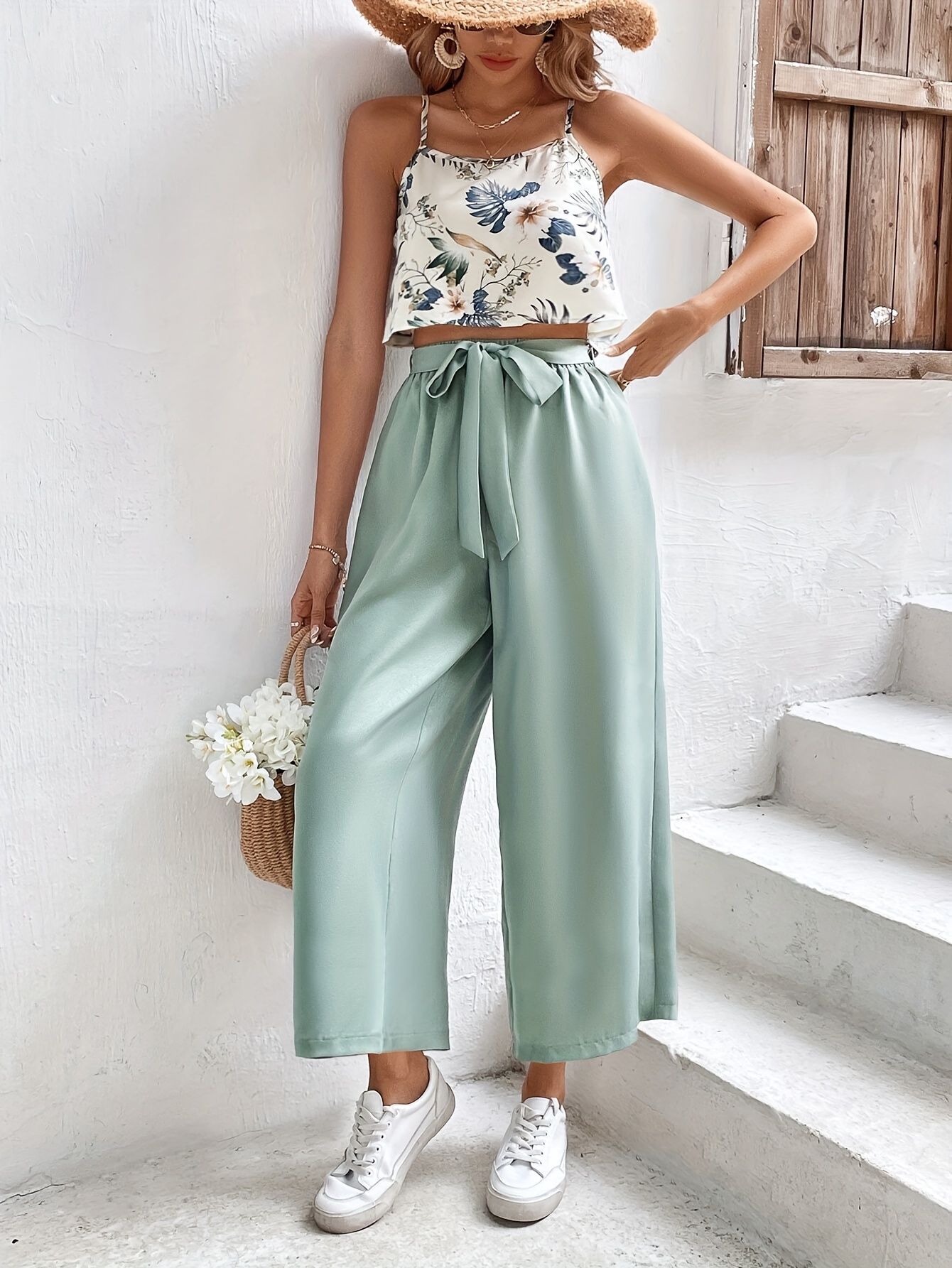 Damen-Freizeit-Set aus bedrucktem Oberteil und Hose mit Bindeband vorne