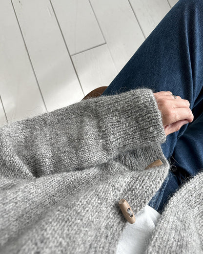 Andrea's™ | Einfarbige Strickjacke mit Stehkragen und Hornknöpfen