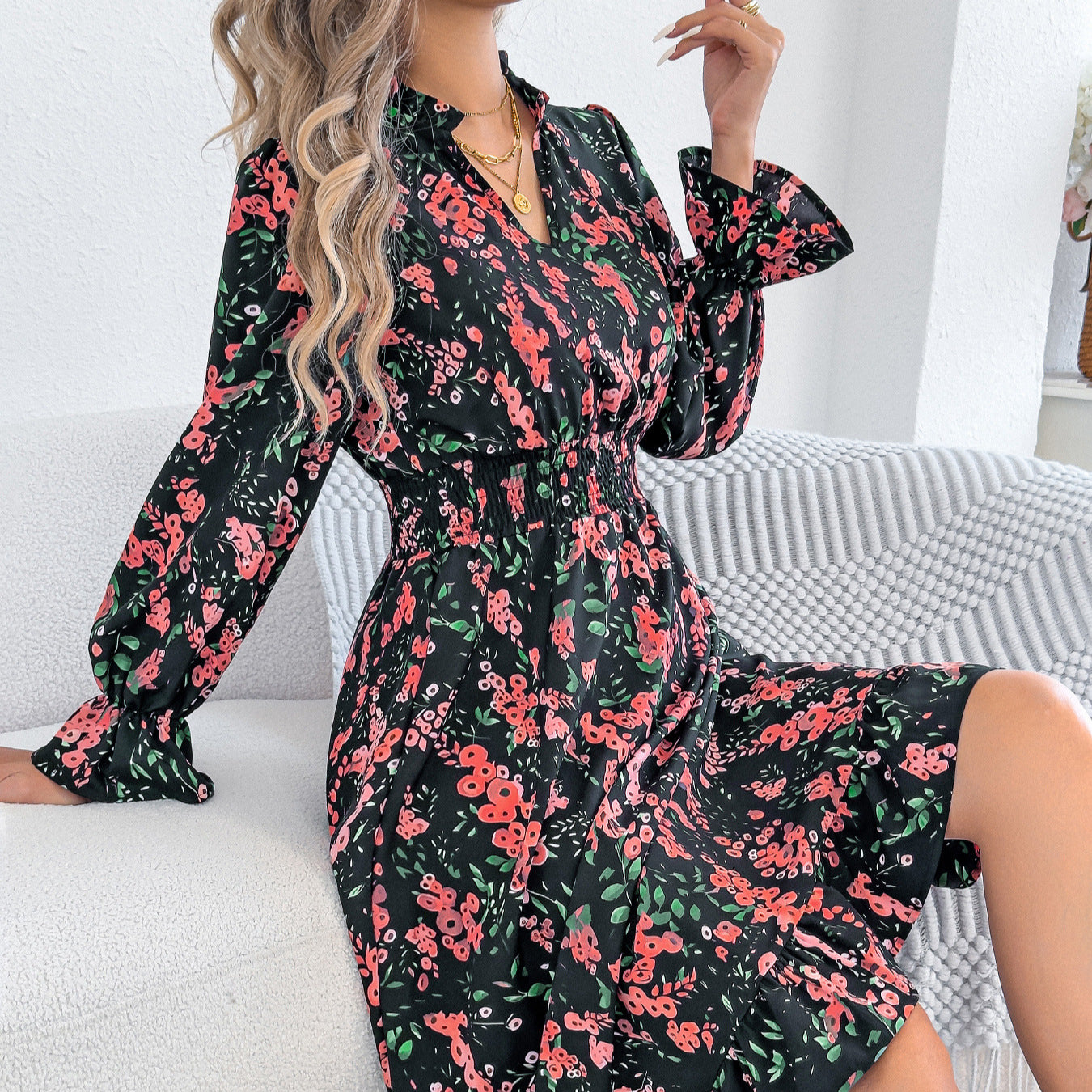 Andrea Serena Midikleid mit Blumenmuster und Glockenärmeln